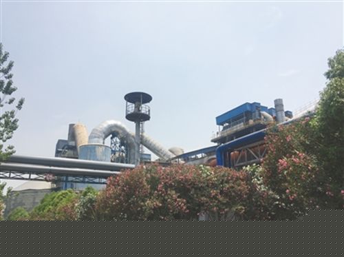 圖為明鏡環(huán)保水泥窯協(xié)同處置危廢項目廠區(qū)。 崔煜晨 攝
